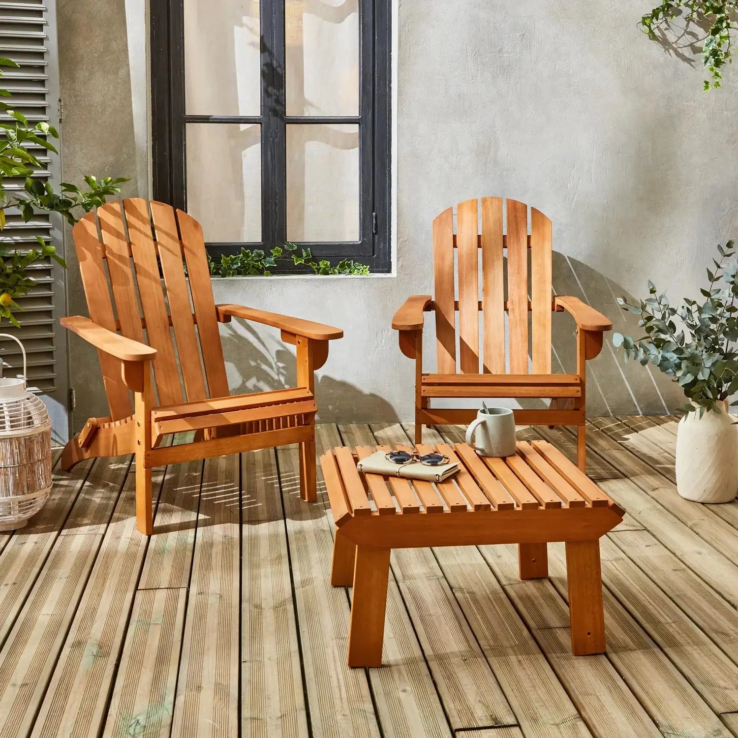 Salond e jardin constitué de 2 fauteuils adirondack et une table basse en bois massif brut