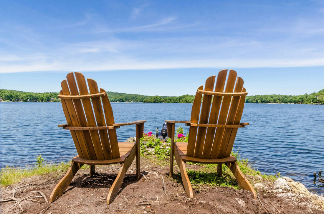2 adirondacks posés au bord d'un lac dans le grand nord canadien