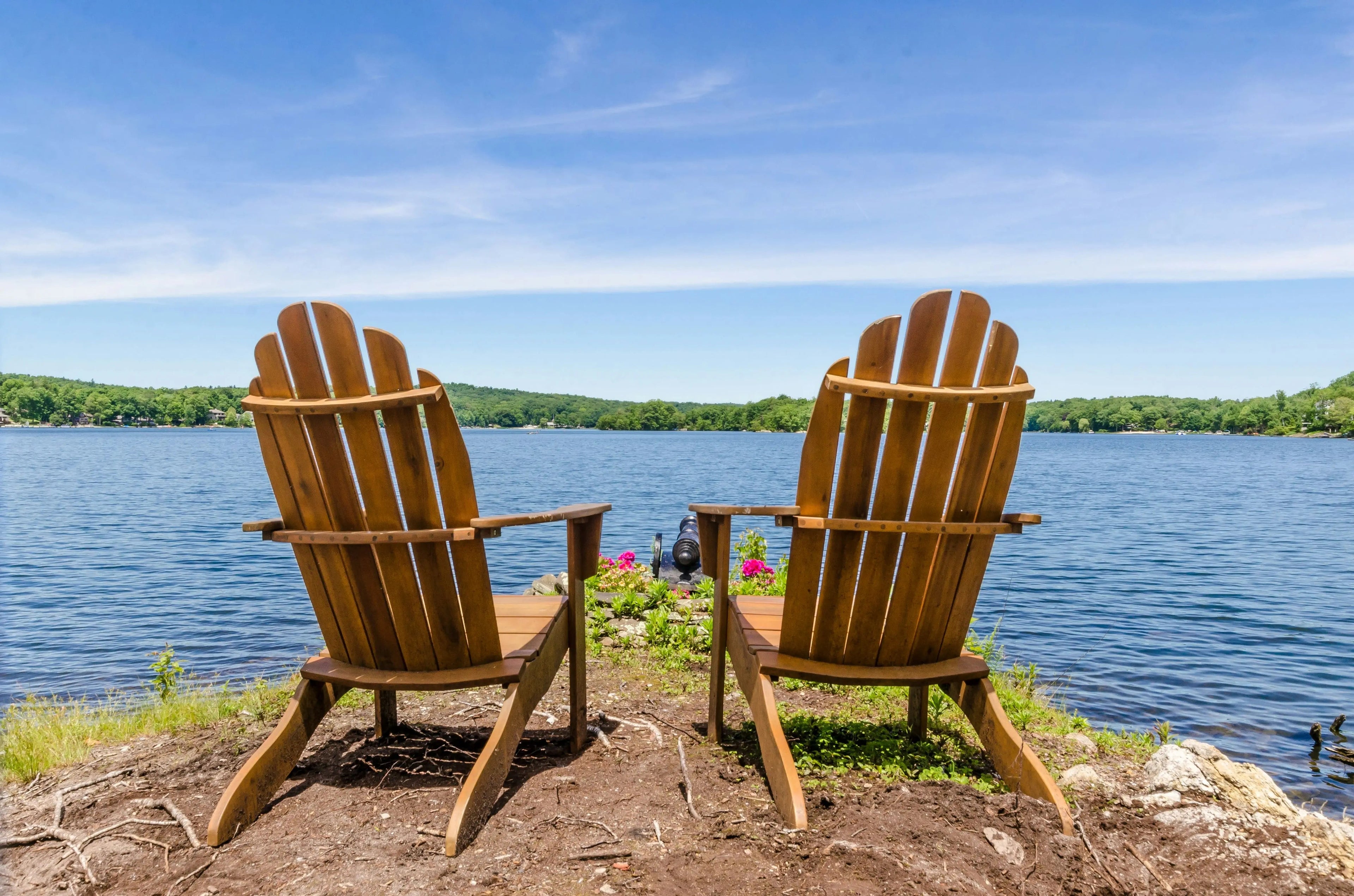 2 adirondacks posés au bord d'un lac dans le grand nord canadien